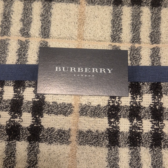 NEW Burberry Towel - Picture 3 of 4